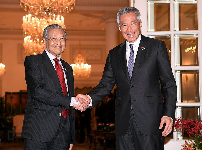 Filepix of Prime Minister Tun Dr Mahathir Mohamad being greeted by his Singapore counterpart lee Hsien Loong, in November 2018. — Bernama