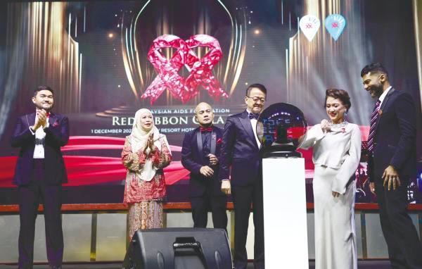 From left: Tengku Amir Shah, Jamilah, MAF & Malaysian AIDS Council executive director Jasmin Jalil, Cheah, Adeeba and Larvin. $!From left: Tengku Amir Shah, Jamilah, MAF & Malaysian AIDS Council executive director Jasmin Jalil, Cheah, Adeeba and Larvin.