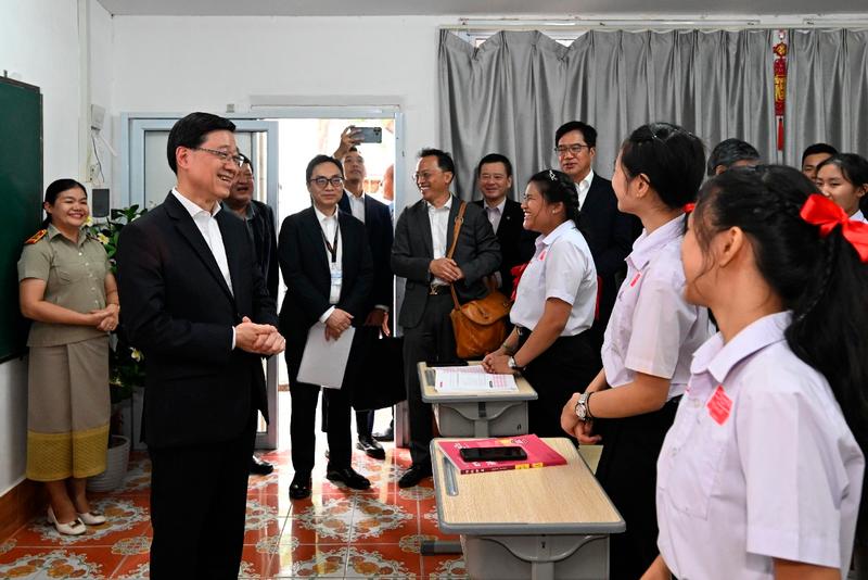 $!Mr Lee (second left) exchanges views with students at Vientiane Secondary School.