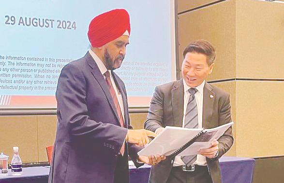 Hong Leong Bank chief financial officer Malkit Singh Maan and Lam at the media briefing.