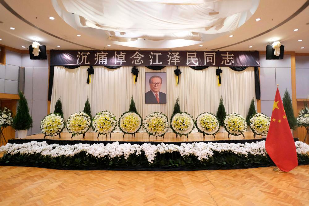 A portrait of former Chinese leader Jiang Zemin (C) is displayed at the Chinese Liaison Office in Hong Kong on December 1, 2022, following Jiang’s death on November 30 aged 96/AFPPix