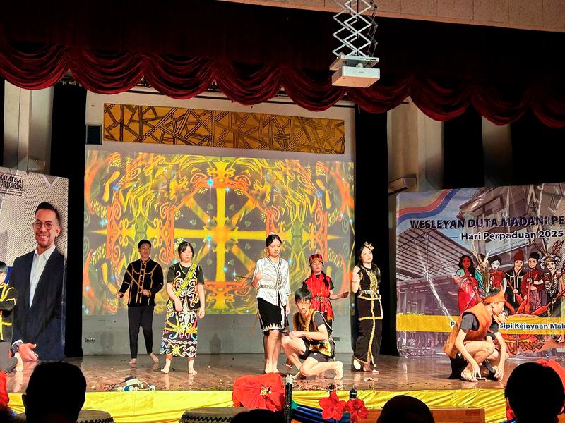 $!Our students paid tribute to Sabah’s rich heritage with a captivating dance, celebrating the beauty of East Malaysia’s traditions.