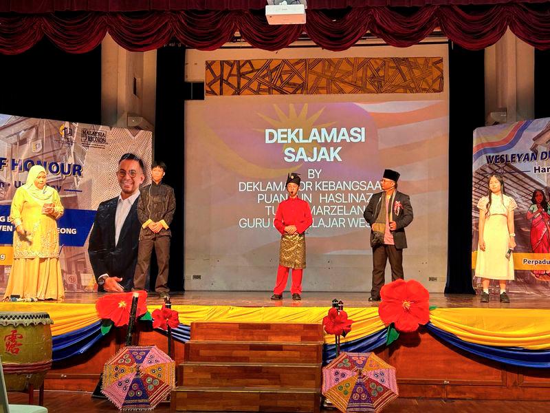 $!Students &amp; teachers took to the stage to deliver a moving poetry recital—honouring Malaysia’s journey and reminding us all of the power of words to inspire unity.