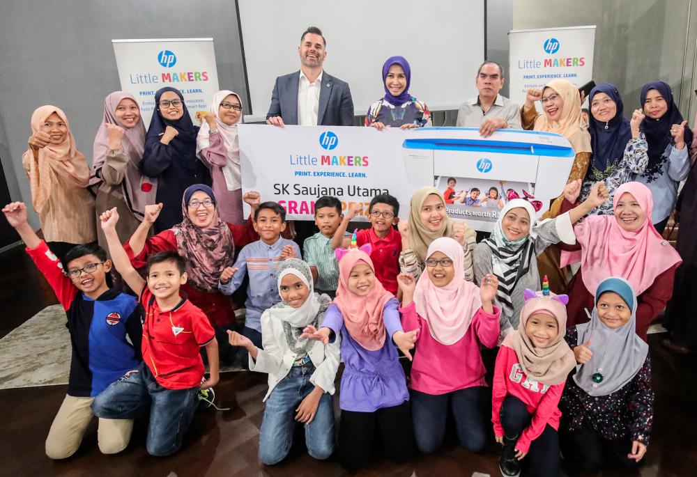 HP Inc. Asia Pacific and Japan Education Strategy Manager David Holland (fifth from left, back row) and Fayza with students from SK Saujana Utama. SUNPIX by AMIRUL SYAFIQ MOHD DIN