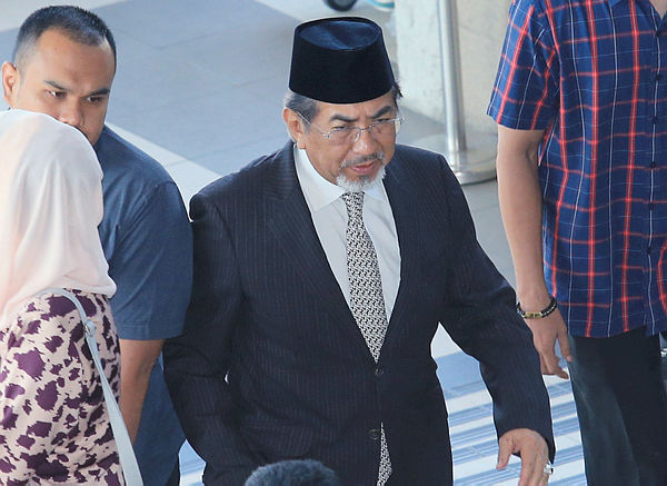 Filepix taken on April 15 shows former Sabah chief minister Tan Sri Musa Aman (centre) arriving at the Kuala Lumpur High Court.