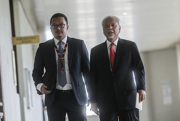 The 56th prosecution witness former finance minister II Datuk Seri Ahmad Husni Hanadzlah (R) at the High Court in Kuala Lumpur on Aug 6, 2019. — Bernama