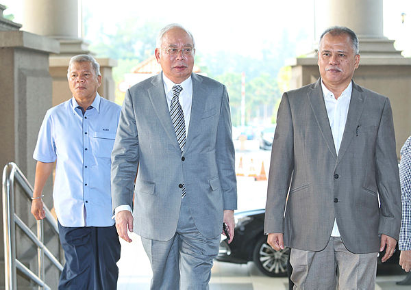 Former prime minister Datuk Seri Najib Abdul Razak (centre) arriving at the Kuala Lumpur High Court today. — BBXpress
