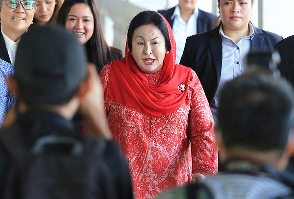 Filepix taken on June 32 shows Datin Seri Rosmah Mansor (center) arriving at Sessions Court 9 in Kuala Lumpur. — BBXpress