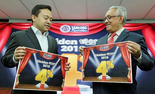 PTPTN chairman Wan Saiful Wan Jan (L) and PTPTN chief executive Wan Ahmad Wan Yusoff announce the 2018 SSPN dividend on Jan 29, 2019. — Bernama