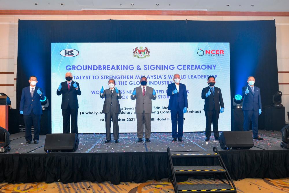 From left: Hong Seng chairman Datuk Seri Dr Chen Chaw Min, Northern Corridor Implementation Authority CEO Datuk Seri Jebasingam Issace John, Kedah Senior Executive Council Datuk Wira Dr Ku Abd Rahman Ku Ismail, Muhammad Sanusi, Rural Development Minister Datuk Seri Mahdzir Khalid, Senior Deputy Secretary-General of Prime Minister’s Department Datuk Jamil Rakon and Teoh at the event yesterday.