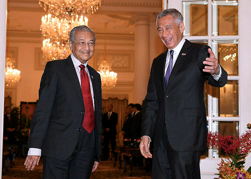 Filepix of Prime Minister Tun Dr Mahathir Mohamad and his Singapore counterpart Lee Hsien Loong, in Singapore, on November 2018. — Bernama