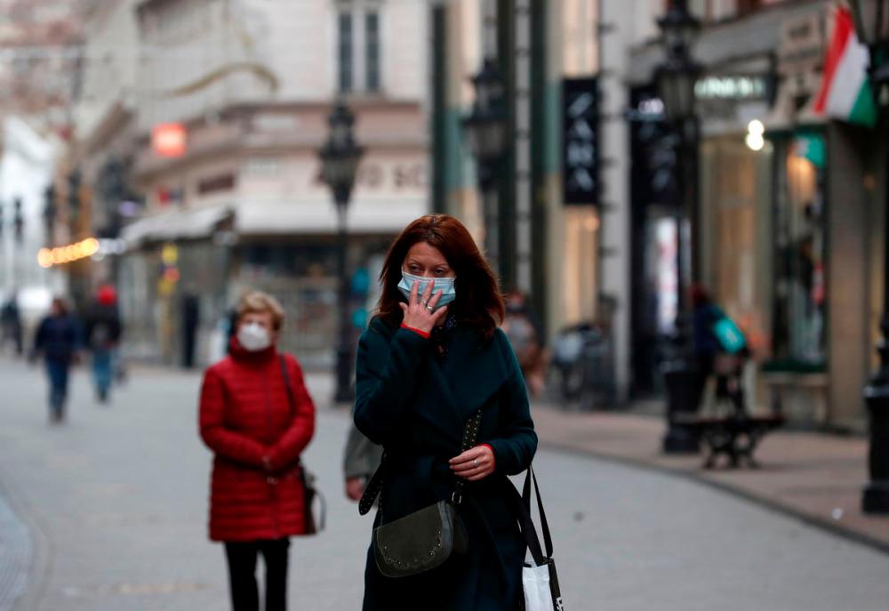 People wearing protective face masks walk in downtown Budapest, after Hungarian government imposed a nationwide lockdown to contain the spread of the coronavirus disease (Covid-19), Hungary, November 11, 2020. REUTERSpix