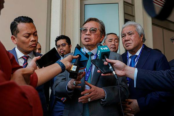 Sarawak Premier Tan Sri Abang Johari Tun Openg (middle)–Bernamapix