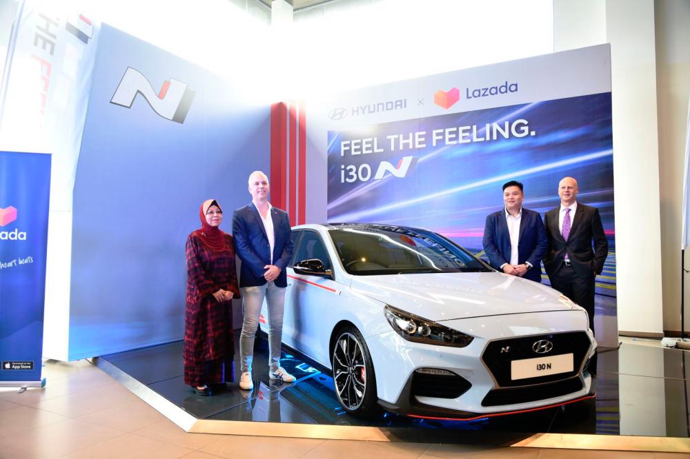 From left: Malaysia Automotive Association president Datuk Aishah Ahmad, Lazada director of motors Luca Suino, HSDM managing director Low Yuan Lung and Sime Darby Motors Division managing director Andrew Basham, during the launch. $!From left: Malaysia Automotive Association president Datuk Aishah Ahmad, Lazada director of motors Luca Suino, HSDM managing director Low Yuan Lung and Sime Darby Motors Division managing director Andrew Basham, during the launch.