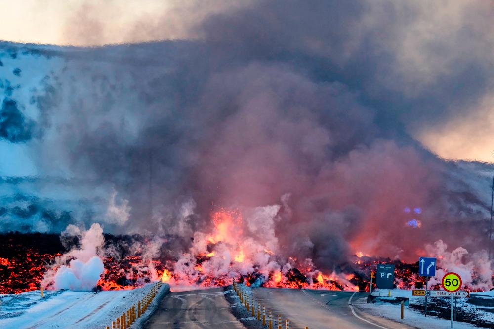 Molten lava is seen overflowing the road leading to the famous tourist destination “Blue Lagoon” near Grindavik, western Iceland on February 8, 2023/AFPPix