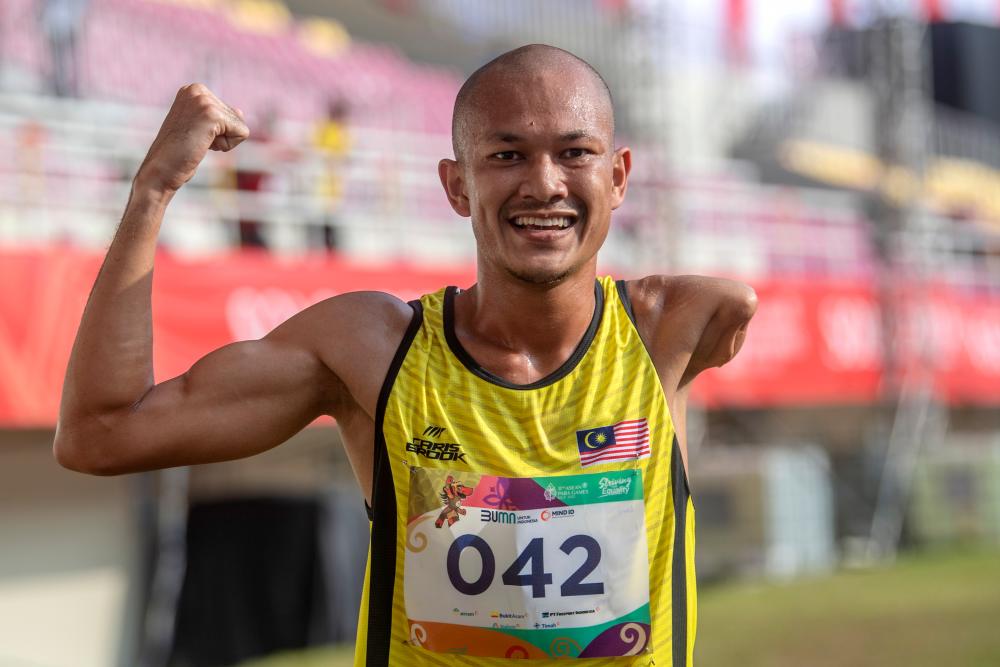 SOLO (Indonesia), Aug 3 -- National paralympic athlete Muhamad Ashraf Muhammad Haisham won the gold medal in the men’s 1,500m event (T46) at the 2022 Solo ASEAN Para Games at the Manahan Stadium today. BERNAMAPIX