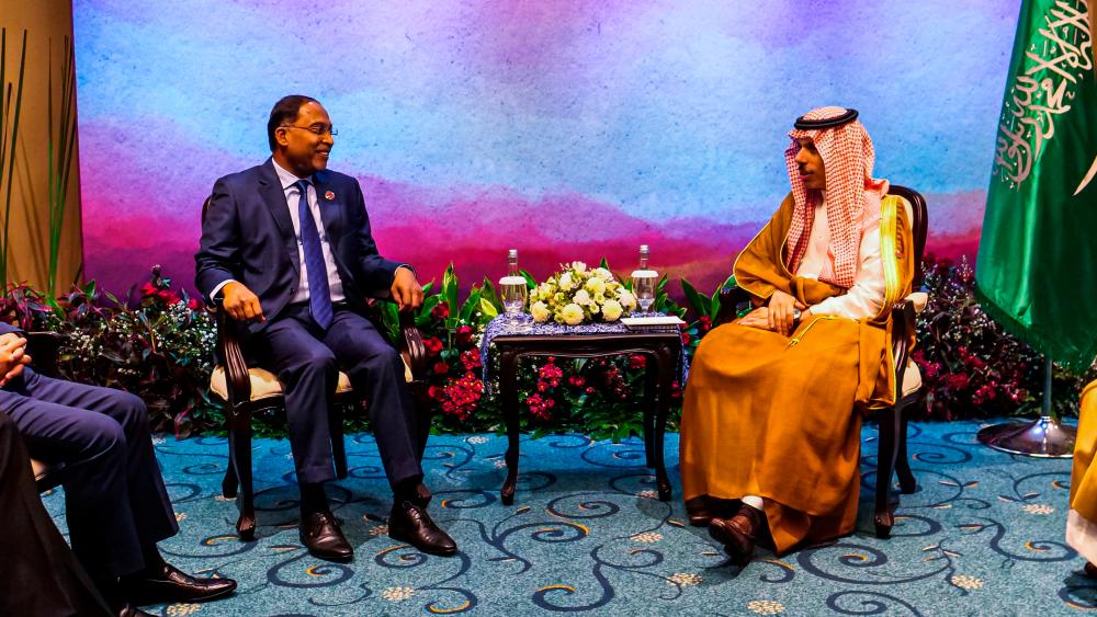 Foreign Minister Datuk Seri Dr Zambry Abdul Kadir and Saudi Arabia’s Foreign Minister Prince Faisal bin Farhan/BERNAMAPix