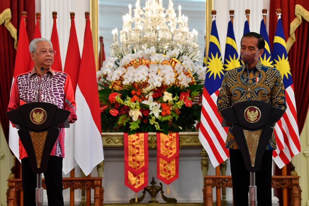AKARTA, April 1 - Prime Minister Datuk Seri Ismail Sabri Yaakob (left) with Indonesian President Joko Widodo (right) hold a joint press conference. BERNAMAPIX