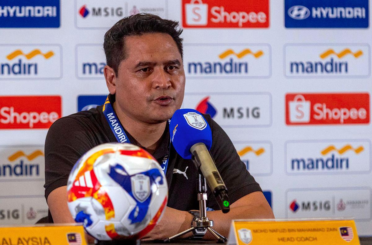 Ketua jurulatih skuad B-23 Malaysia, Mohd Nafuzi Zain pada sidang akhbar selepas perlawanan menentang Filipina dalam kempen Kejohanan Piala ASEAN B-23 2025 di Stadium Gelora Bung Karno - fotoBERNAMA