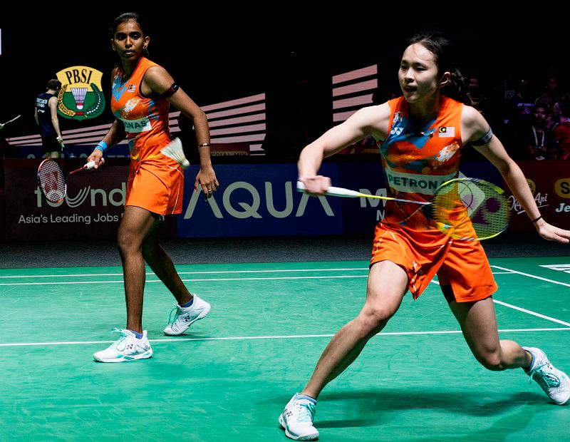 Malaysia’s top women’s doubles pair, Pearly Tan (R) and M Thinaah. - BERNAMApix