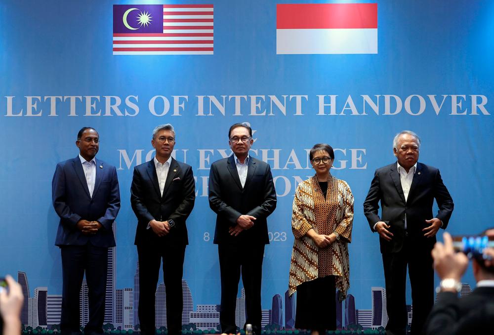 JAKARTA, Jan 8 -- Prime Minister Datuk Seri Anwar Ibrahim (center) attended the Letters of Intent (LOI) handover ceremony at a hotel in Jakarta today. BERNAMAPIX