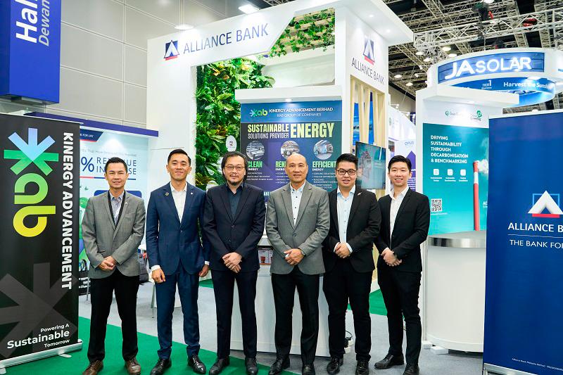 KAB executive deputy chairman and group managing director Datuk Lai Keng Onn (4th from left) with representatives from Alliance Bank and Bursa Malaysia at IGEM 2024.