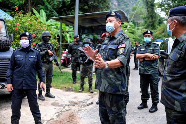 Inspector-General of Police Tan Sri Abdul Hamid Bador visited the Malaysia-Thailand border where the shootout occured.-Bernama