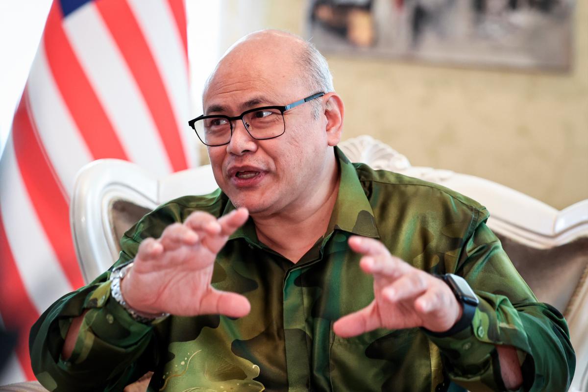Ilham Tuah speaking at a press conference in Tashkent in conjunction with the official working visit of Deputy Prime Minister Datuk Seri Fadillah Yusof to Uzbekistan from June 21 to 24. – Bernamapic