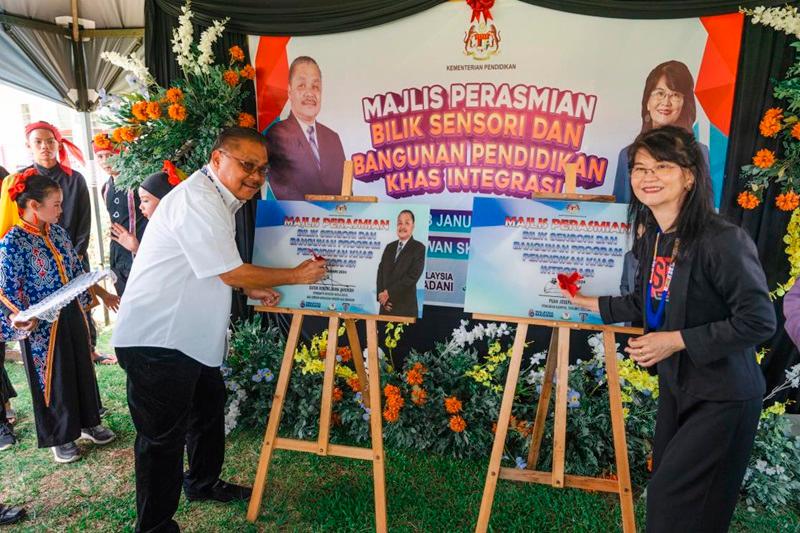 Datuk Robert Tawik @ Nordin, Assistant Minister of Works and ADUN N40 Bingkor (left) and Josephine Tan, Campus Director of Taylor’s College (right) signing the plaques to signify the launch of SK Bingkor’s ‘Integrated Sensory Therapy Room and Snoezelen Project’.
