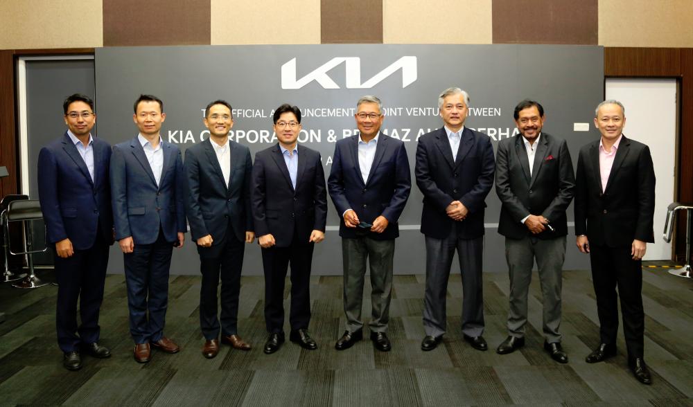 From left: Kia Asia Pacific marketing coordinating director Will Choi, sales coordinating director Joseph Choi, business strategy head Scott Park, Lee, Yeoh, BAuto CEO Datuk Francis Lee, Prima Merdu Sdn Bhd executive chairman Datuk Amer Hamzah and DJMSB managing director Datuk Wong Kin Foo, right after the special announcement in Shah Alam.