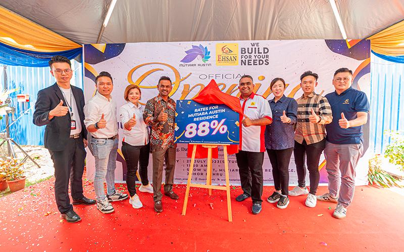 (Left) Shareholder of IPG,Jonathan Loh Bing Cong, Managing Director of Gplex Realty, Jimmy Chao Miew San, MCentury Properties Head of Southern Region, Dato Katherine Ho, Pengasas Kumpulan Ehsan dan Pengasas Ehsan Property, Dato Haji Abdul Hamid Bin P.V ABDU (D.I.M.P), Pengurus Besar Kumpulan Ehsan , En Abdul Gafur Bin Suleiman, Pengasas First Global Realty Sdn Bhd, Ms Sophia Chong, Pengurus Projek Kanan First Global Realty Sdn Bhd, Hoo Chang Kang and Renzo Realty, Dato’ Ivan Cheng attended the launch of the show unit of Mutiara Austin Residence at Mount Austin Johor Bahru.