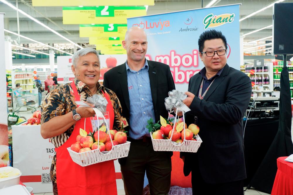 Special guest, Datuk Chef Wan, Brendon Obsorn, alongside with Hanry Chan Huan Yih showcasing baskets full of fresh and luscious Ambrosia Apples.