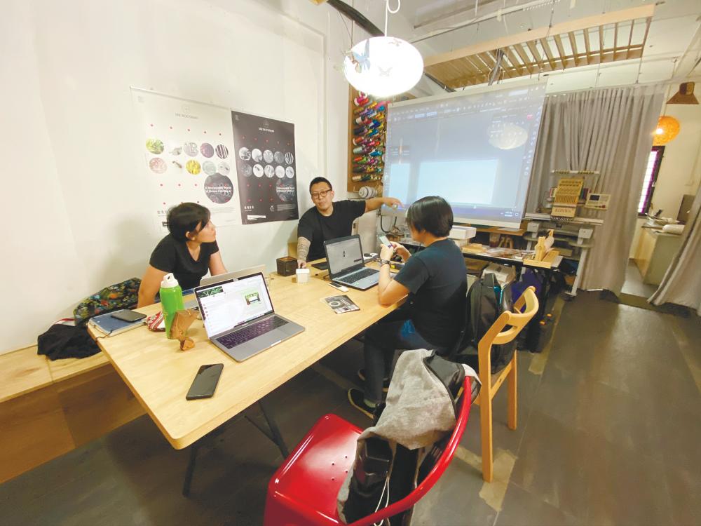Tan holding a workshop on design and laser cutting. – Azizul Rahman Ismail/theSun