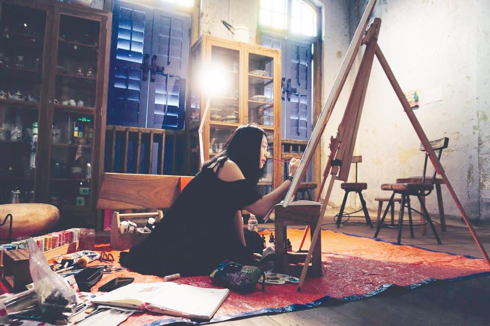 $!Wong doing a live painting during her solo exhibition in Tin Alley Gallery, Ipoh.