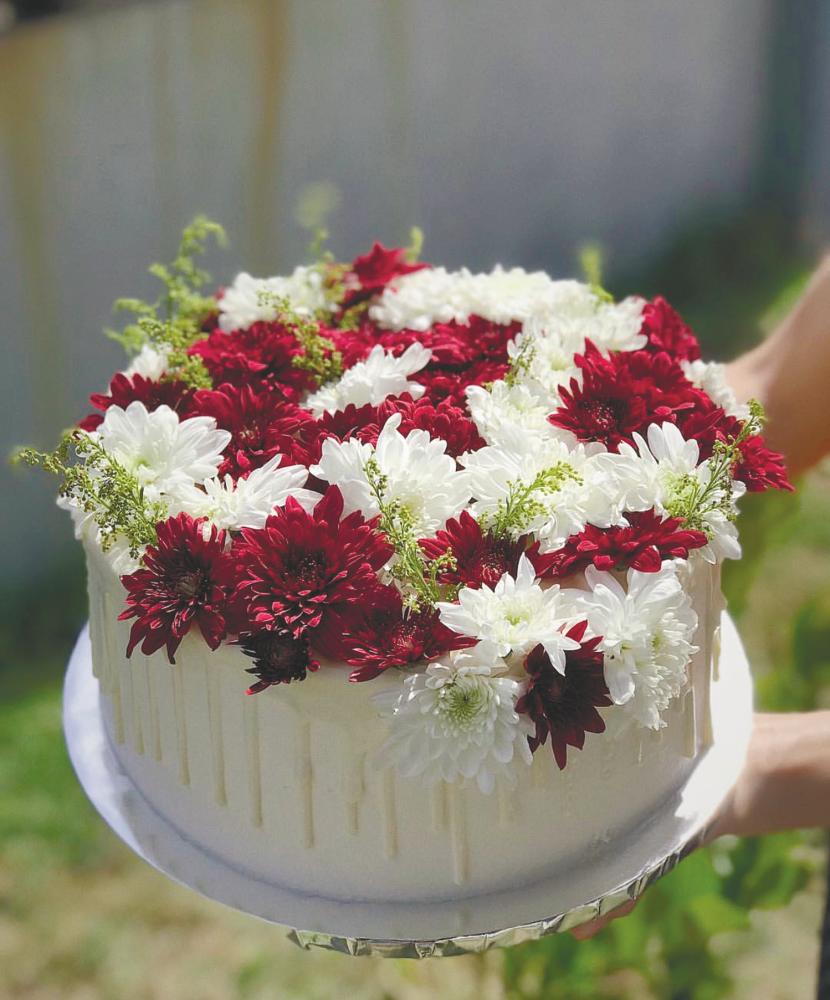 $!Farah’s double stack pavolva; and one-tier raspberry wedding cake with fresh flowers. – Courtesy of Farah Azrooein Ghazali