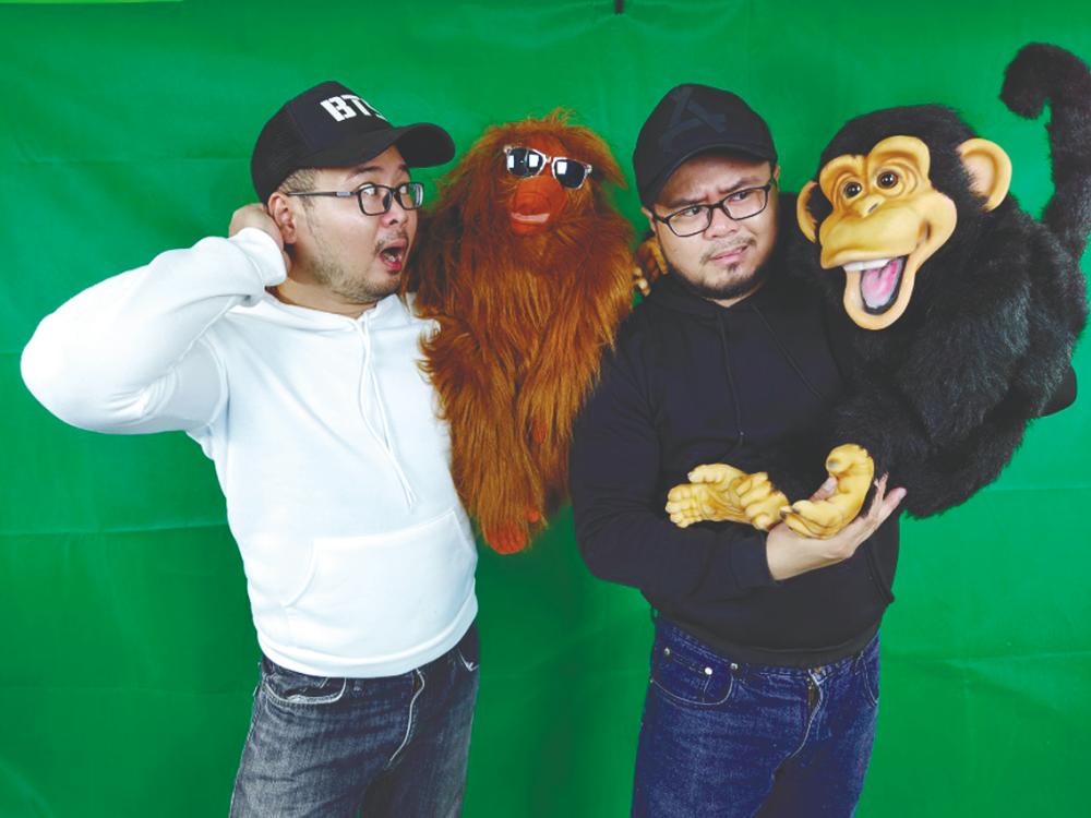 $!Syazwan (left) carries Mang the Orang Utan, while Syazrul holds Kuyah the Monkey. – Courtesy of Wan Rul Puppet
