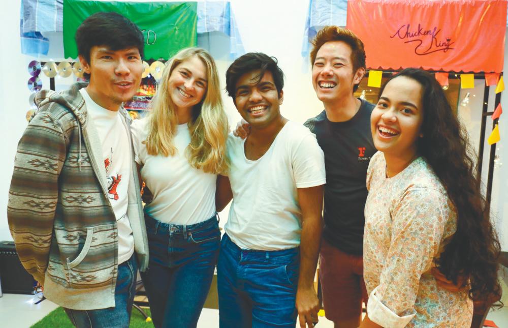 Honouring Yasmin’s Sepet ... (left, from far left) Wai Leong, Shields and Shafeeq with their lead stars, Gui and Badrika; who take on the roles played by (right) Sharifah and Choo in the film. – MASRY CHE ANI/THESUN