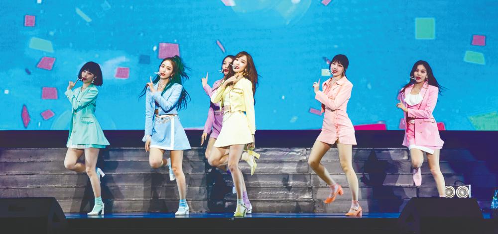 The girls of GFriend ... Sowon, Eunha, Yerin, SinB, Umji, and Yuju meeting and making their Malaysian fans happy at the Kuala Lumpur stop of their Go Go GFriend! Asia tour (left and below left). – Macpie pro
