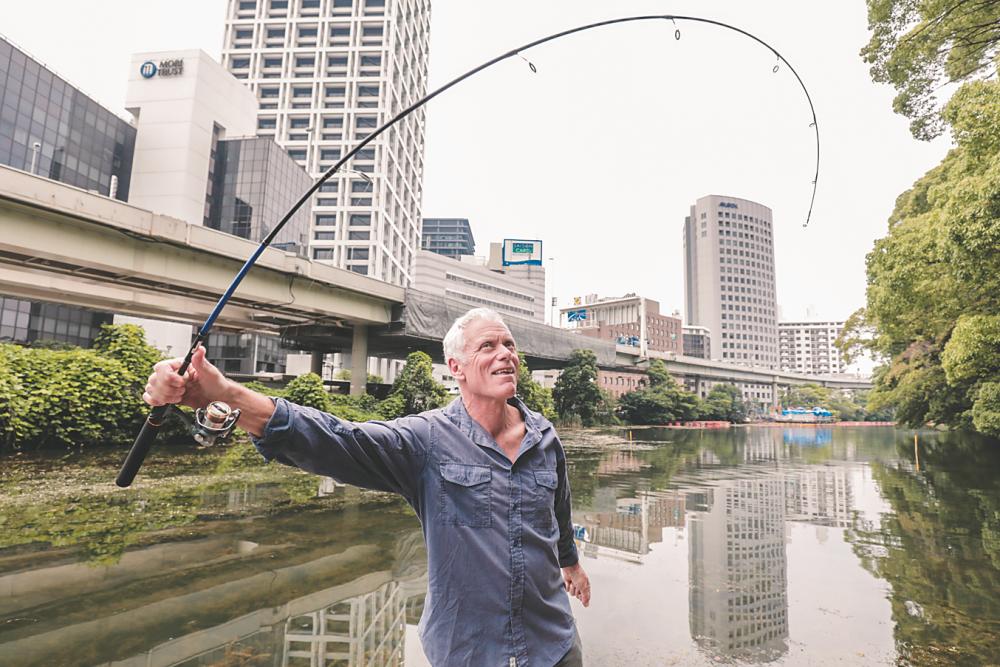 Jeremy showing media reps how to properly set the drag tension on a fishing reel. – ASHRAF SHAMSUL AZLAN/THESUN