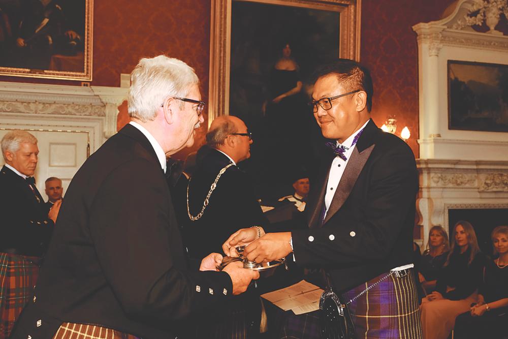 Soh receiving his medal of honour from a patron of the Keepers of the Quaich society. – LUEN HENG F&amp;B