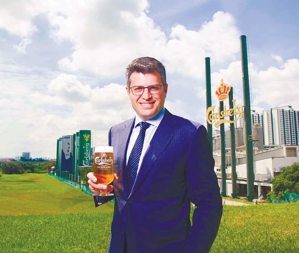 Carlsberg Malaysia managing director Ted Akiskalos with the brand’s new premium stem glass).