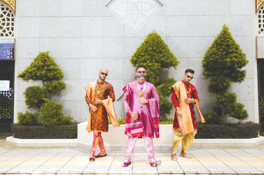 $!Sarees are not only for women, as menswear can be fashioned from them.– Jansri Sarees/ Muhammad Syafiee Abdul Rani