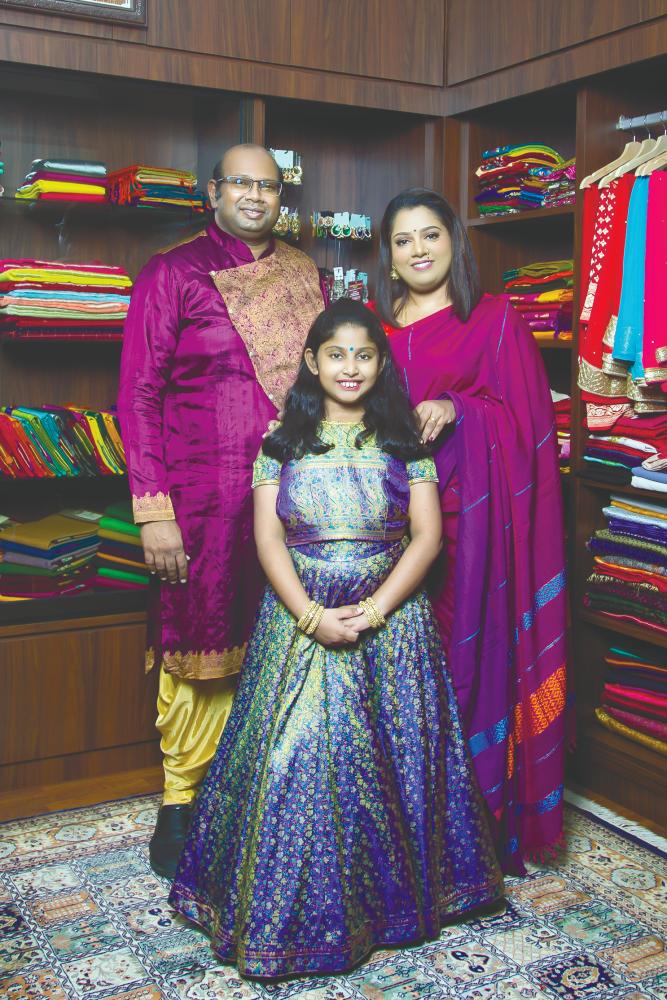 $!Shangari (right) with her husband Dr Sivanathan and daughter Niranjana all dressed in sustainable saree fashion. – Jansri Sarees/Muhammad Syafiee Abdul Rani