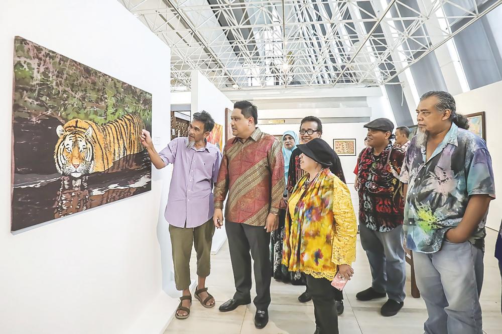 Maybank Foundation CEO Shahril Azuar Jimin together with some of the exhibition’s artists.