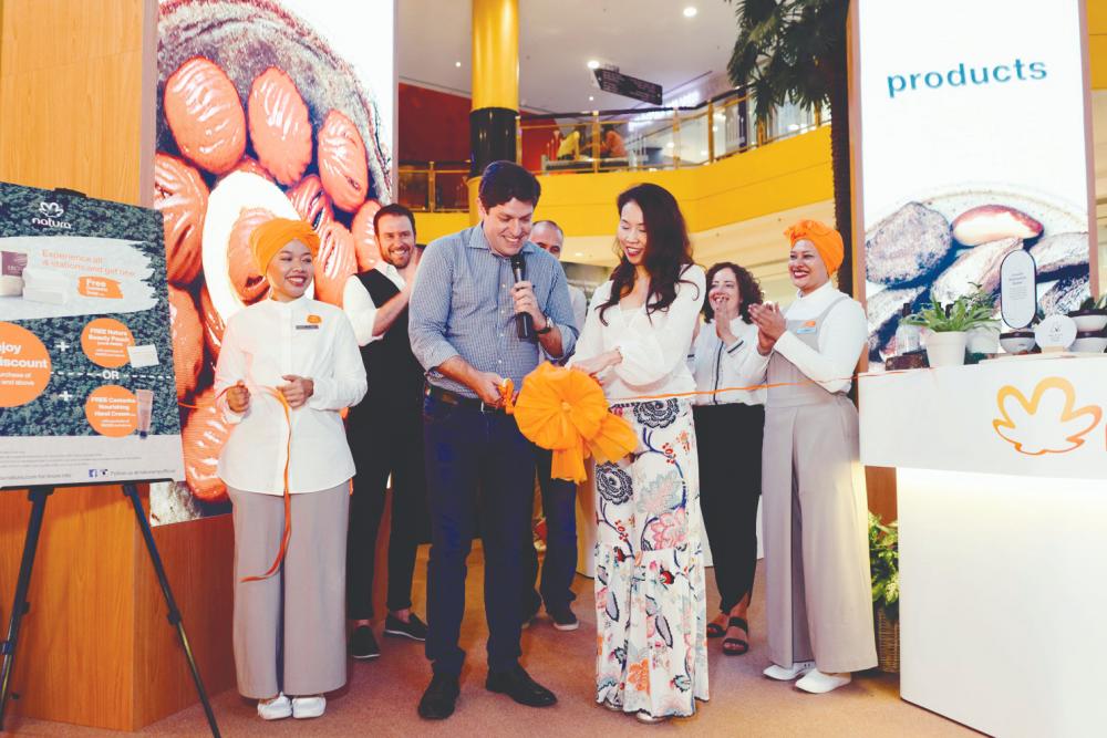 Daniel Silveira and Natura Malaysia CEO Molly Fong at the Natura pop-up store launch in Sunway Pyramid. – NATURA MALAYSIA