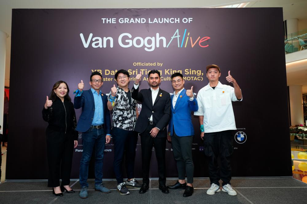 (from third left) Pua, YB Khairul Firdaus and Choo pose together with exhibition partners and executives at the launch of Van Gogh Alive. –ALL PIX BY ADIB RAWI/THESUN