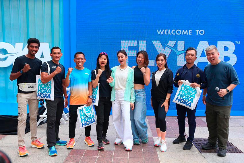 At the launch of FLYLAB held at Suria KLCC and the Esplanade, KLCC Park, Tim Tham (RIGHT), the Marketing and E-Commerce Director of HOKA Malaysia, and May Han (FOURTH FROM RIGHT), General Manager of HOKA Malaysia, were accompanied by influencers on the first day of the event.