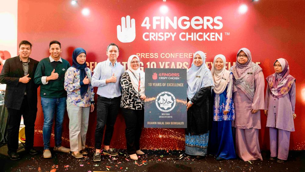 Zarina (fifth from left), accompanied by Norasikin Yaacob (fourth from right), Senior Assistant Director of Jakim Management and representatives from 4Fingers Malaysia and Jakim celebrating 10 years in Malaysia.