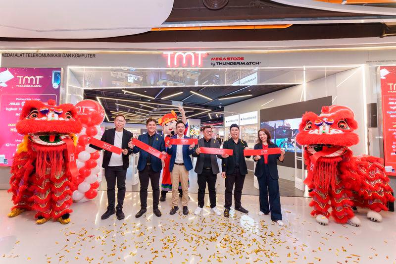 Mr. Eric Chan (second from left), Sales &amp; Marketing Director of TMT, officiating the grand opening of TMT’s Largest Megastore at Sunway Pyramid. Together with him are Mr Jason Chin (left), Senior General Manager of Sunway Pyramid, Sunway Giza &amp; Sunway Square; Mr. Harry Higashiura (third from left), CEO of Nojima APAC Limited; Mr. Lim Chin Keat (fourth from left), Sales Director of TMT; Mr. Ronald Cheong (second from right), Product Director of TMT; and Ms Loo Hoey Theen (right), General Manager - Marketing and Business Innovation of Sunway Malls.