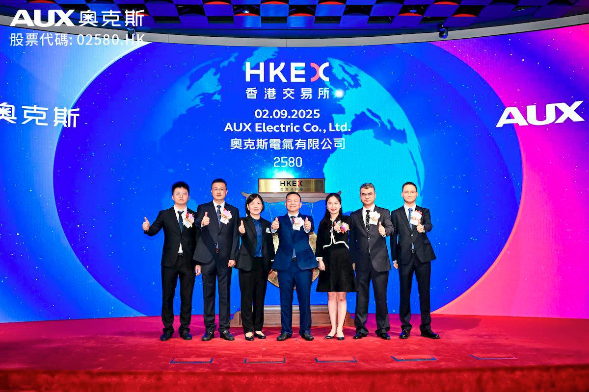 AUX Group Chairman Zheng Jianjiang (center) and Lü Meng, CEO of the AC Division (third from right), celebrate the company’s listing on the Hong Kong Stock Exchange with members of the leadership team. Image Credit: Courtesy of AUX Group